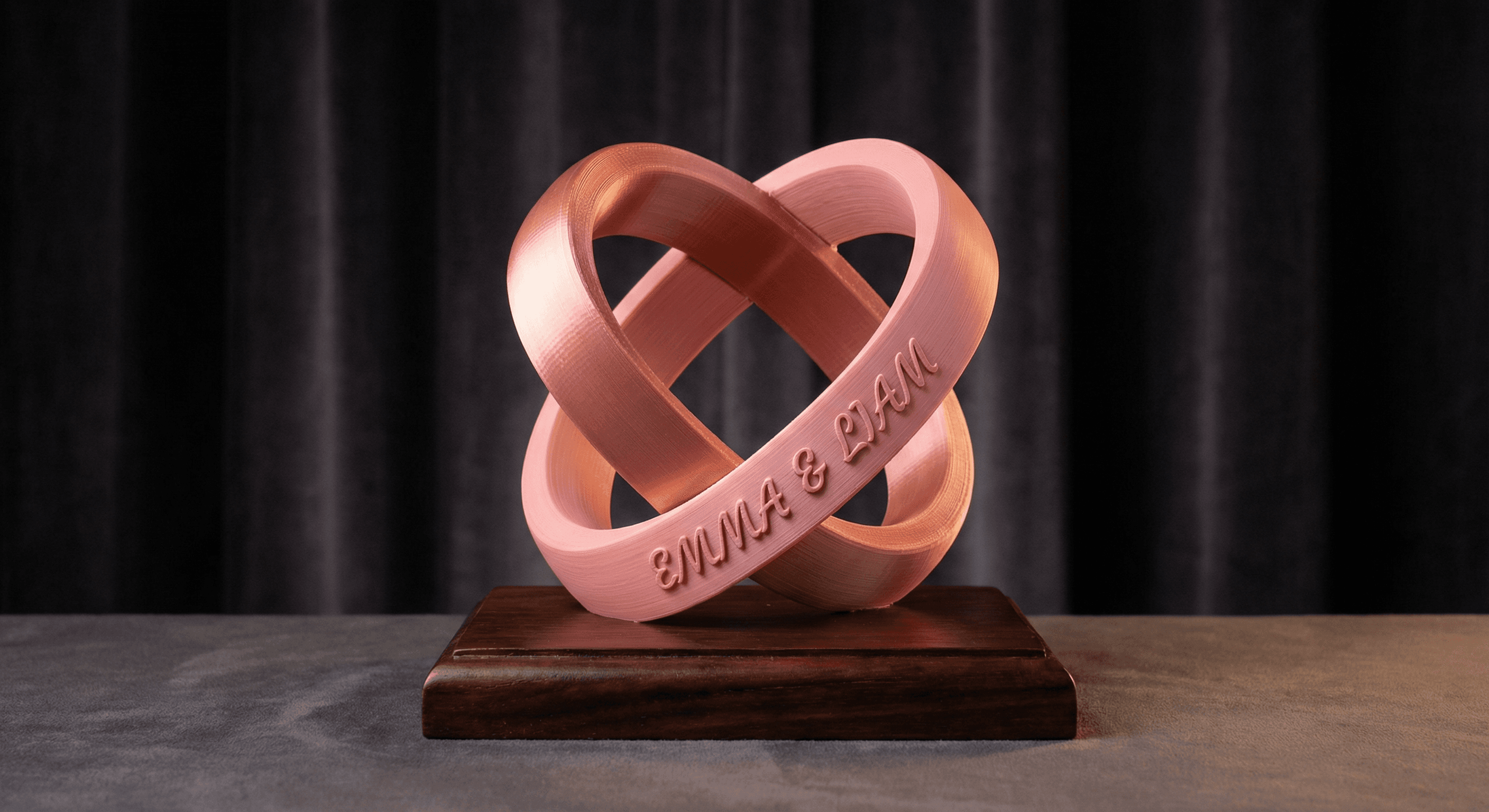 Presente 3D personalizado com ilusao de otica mostrando dois nomes